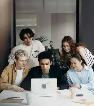 Studenti che lavorano insieme davanti al pc